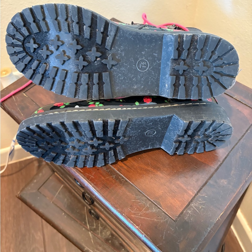 Betsy Johnson / 7 1/2 - Picture 5 of 5